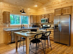 Fridge, microwave, oven, stovetop - Beautiful Mountain View - Charming 2-bedroom house in Murphy, NC (Murphy)