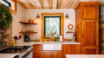 Køleskab, mikrobølgeovn, ovn, kogeplade