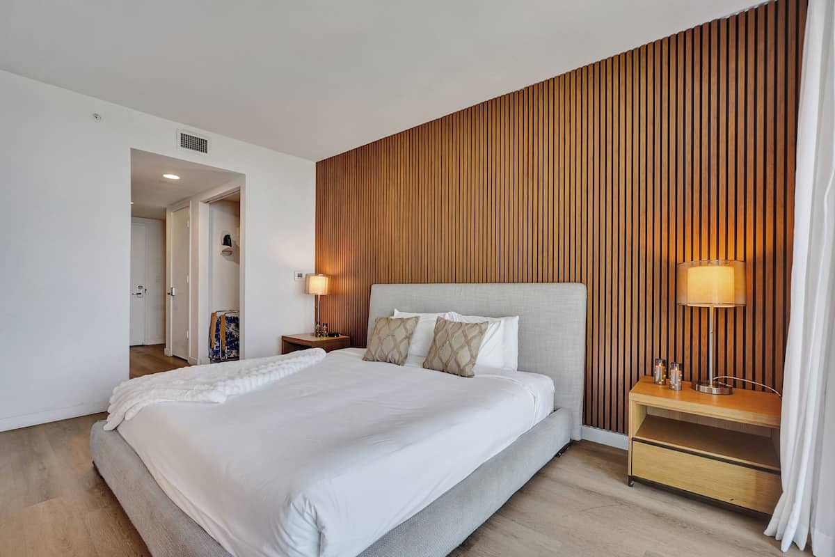 Standaard appartement, 1 kingsize bed met slaapbank, balkon, uitzicht op rivier | 1 slaapkamer, een strijkplank/strijkijzer, gratis wifi