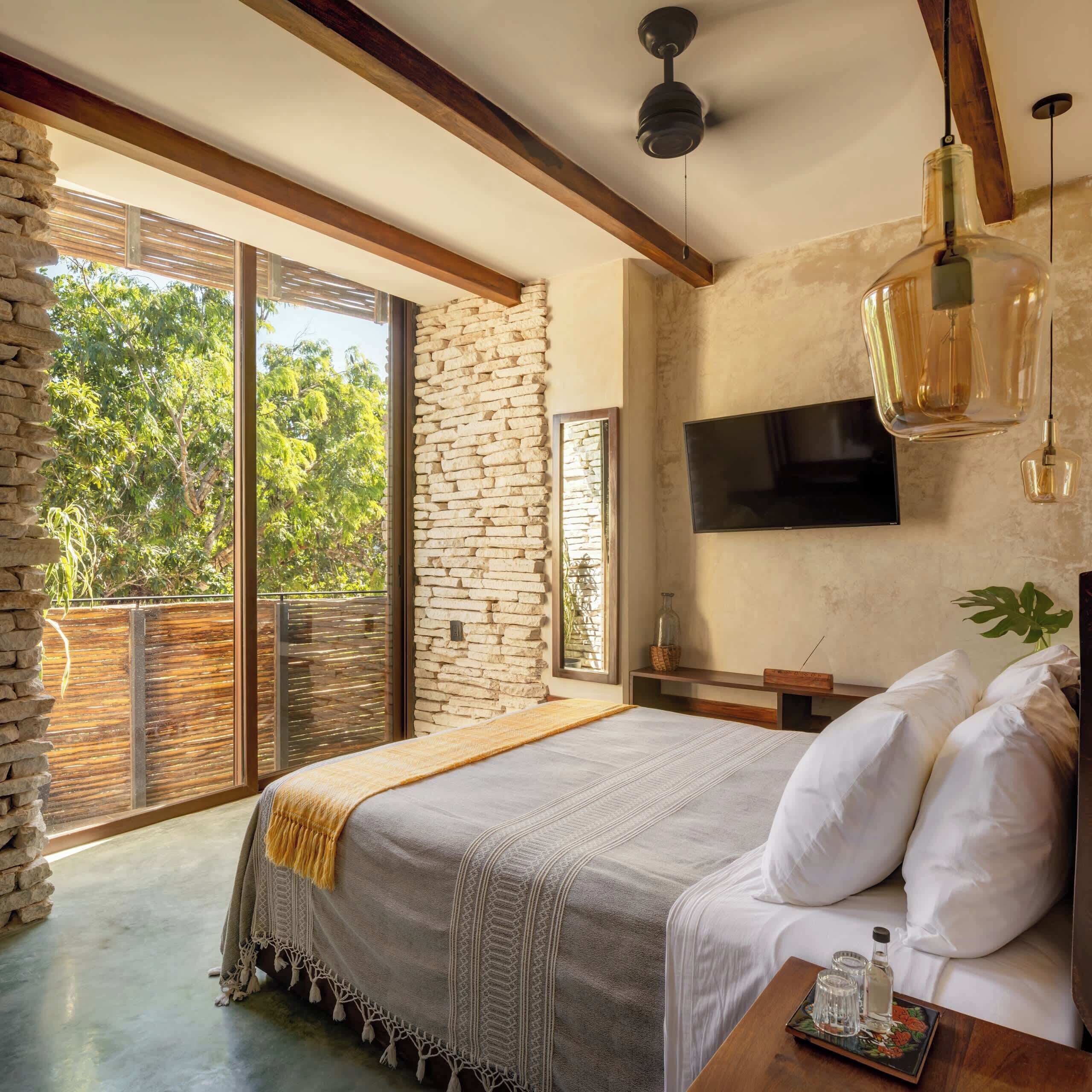 6 間睡房、房內夾萬、熨斗/熨衫板、可攜式嬰兒  床