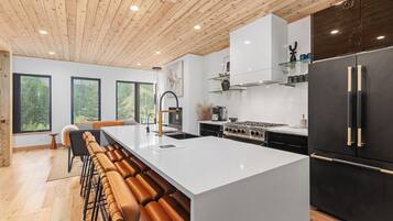 Frigorífico, horno, placa de cocina y lavavajillas