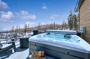 Outdoor spa tub - Whitefish Slopes / Ski-In/Out, Hot Tub & Rooftop (Whitefish)