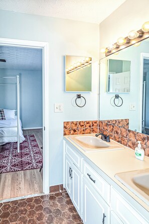 Bathroom - Historic Lakebottom Park Charm (Columbus)