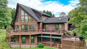 Exterior - Mina at Notting Hill, 5/3.5 has large gas fireplace, firepit, slate pool table (Young Harris)