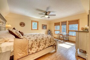 5 室のベッドルーム、デスク、WiFi (無料)、ベッドシーツ