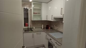 Een koelkast, een magnetron, een oven, een vaatwasser