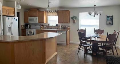Quiet neighborhood in Bruneau, 3 bedroom, handicap acessible, wifi and AC