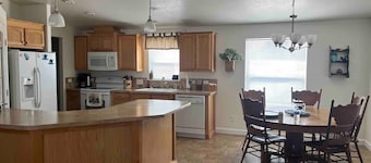 Quiet neighborhood in Bruneau, 3 bedroom, handicap acessible, wifi and AC