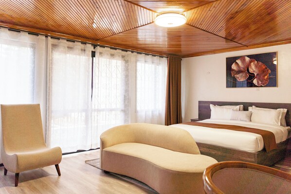 Caja de seguridad en la habitación y escritorio