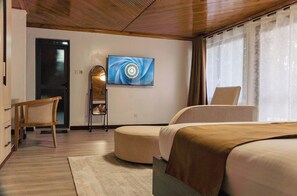 Executive Lower Floor | Värdeförvaringsskåp på rummet, skrivbord och arbetsyta för laptop