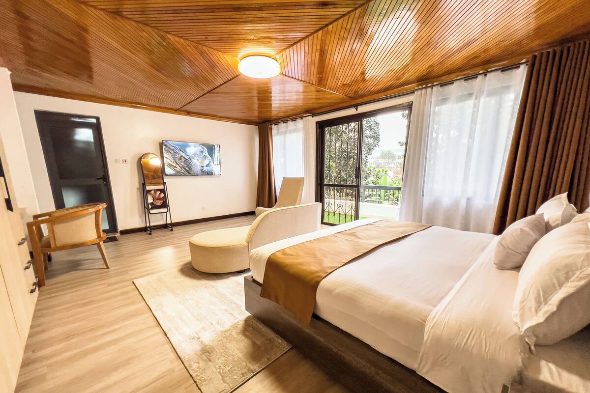 Executive Lower Floor | In-room safe, desk, laptop workspace, iron/ironing board