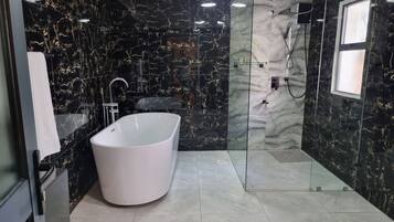Áo choàng tắm, dép đi trong nhà, xà phòng, dầu gội