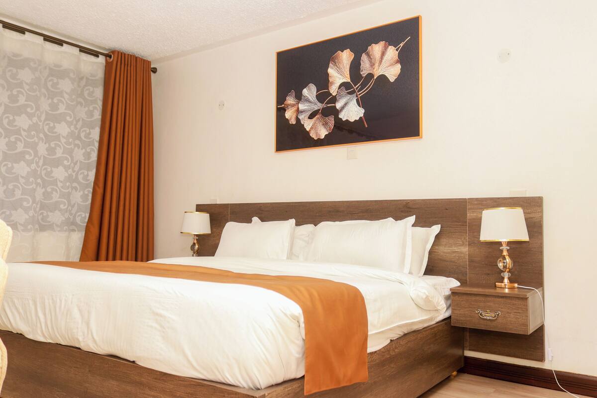 Executive Upper Floor | In-room safe, desk, laptop workspace, iron/ironing board