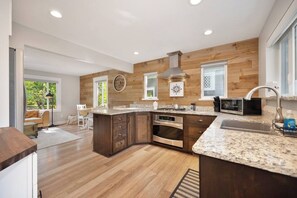 雪櫃、微波爐、焗爐、爐具