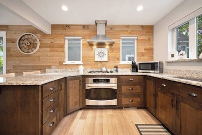 NEW! 5th St Retreat- walk to DT, Hot Tub!