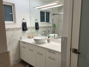 Ducha, bidé, toallas y papel higiénico
