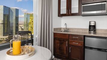 Refrigerador, microondas, cafetera y tetera y tostadora