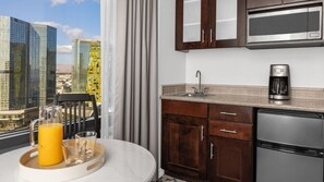 ثلاجة، ميكروويف، ماكينة لصنع القهوة/الشاي، محمصة خبز