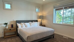 4 soverom, skrivebord, strykejern/-brett og reiseseng for barn