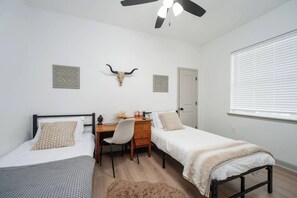 3 slaapkamers, een strijkplank/strijkijzer, gratis wifi, beddengoed