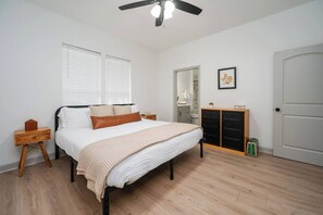 3 slaapkamers, een strijkplank/strijkijzer, gratis wifi, beddengoed