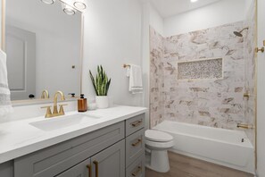 Een haardroger, handdoeken, zeep, toiletpapier