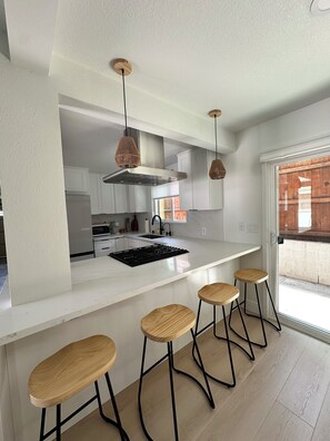 Frigorífico, microondas, horno y placa de cocina