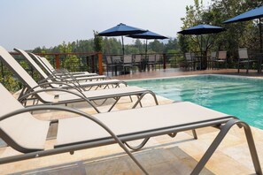 Piscine extérieure, parasols de plage