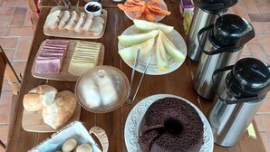 A breakfast buffet with various food items and drinks. - Hotel Maravilha do Lago (Pedregulho)