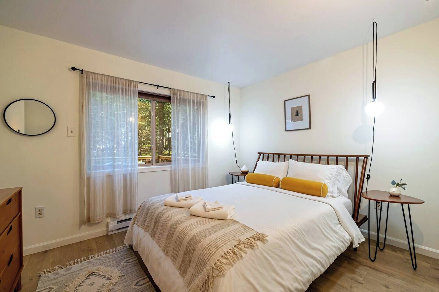 2 bedrooms, desk, iron/ironing board, travel crib