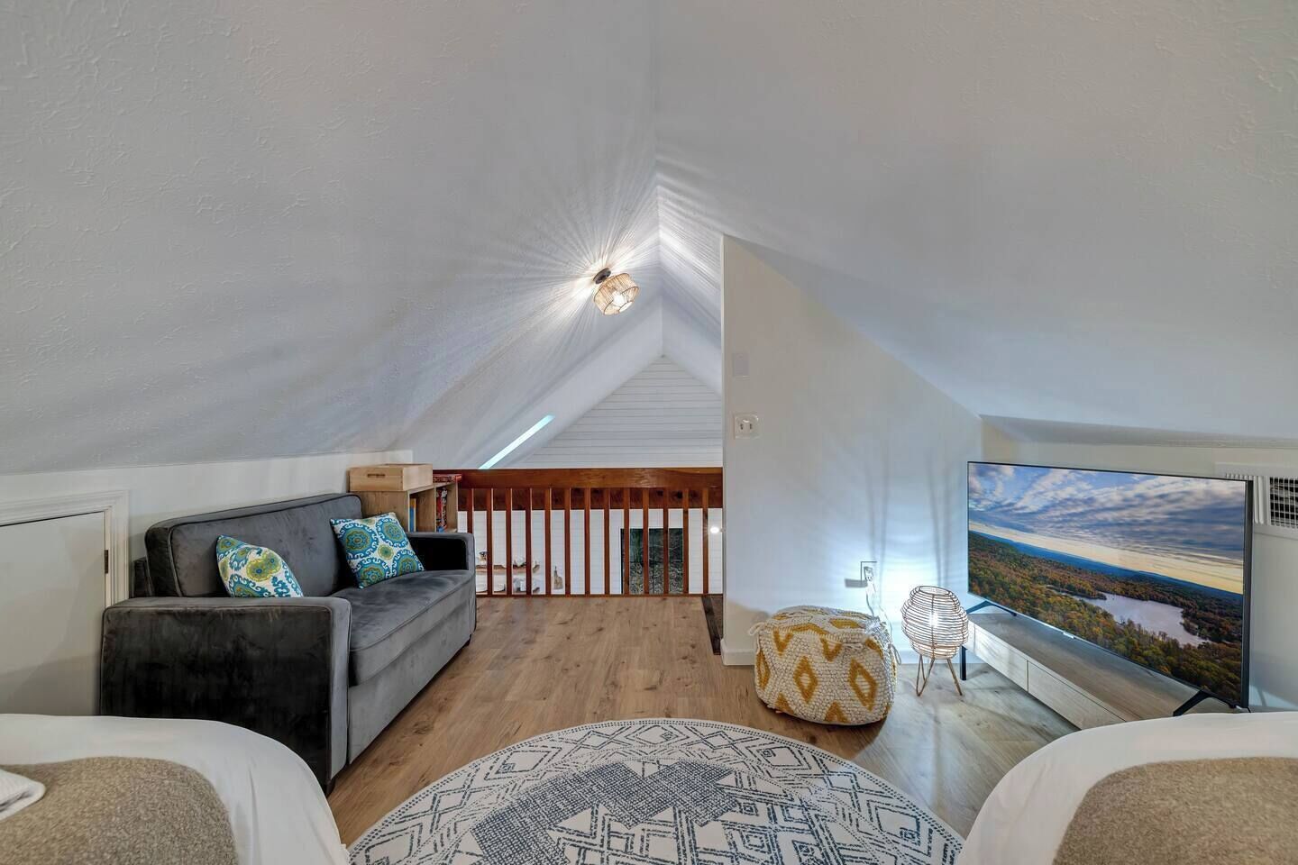 2 間睡房、書桌、熨斗/熨衫板、可攜式嬰兒床