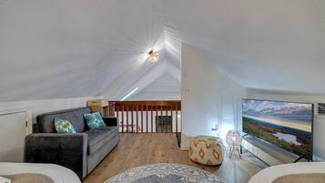 2 bedrooms, desk, iron/ironing board, travel crib