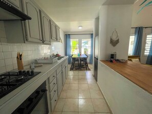 Frigorífico, microondas, horno y cafetera o tetera