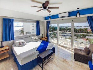 1 habitación, caja de seguridad en la habitación y escritorio