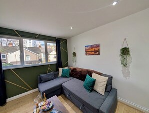 Een smart-tv, boeken en een computerscherm