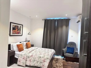 1 slaapkamer, een strijkplank/strijkijzer, gratis wifi, beddengoed