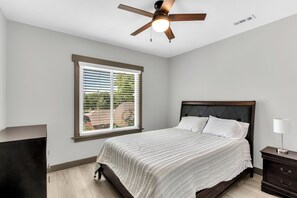 7 habitaciones, tabla de planchar con plancha, wifi y ropa de cama 