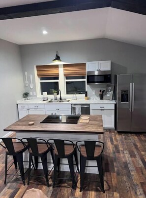 Fridge, microwave, dishwasher, spices - The Loft Dayton
(Dayton)