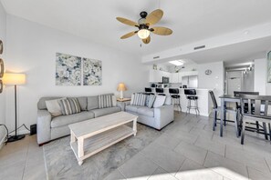 TV, books - 🦩Book Me Baby! Pelican Isle #604 Penthouse Paradise 🦩 (Fort Walton Beach)