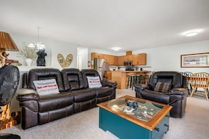 Smart TV, table football - Howling Pines | Games Room | Hot Tub | Backyard (Invermere)