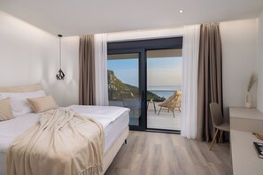 4 bedrooms, desk, iron/ironing board, travel crib