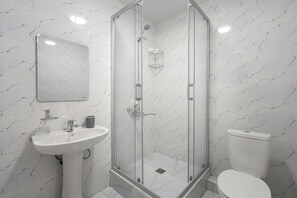 Hair dryer, towels, soap, toilet paper - Квартира в центре Ташкента, включая три большие комнаты, удобно для семьи (Tashkent)