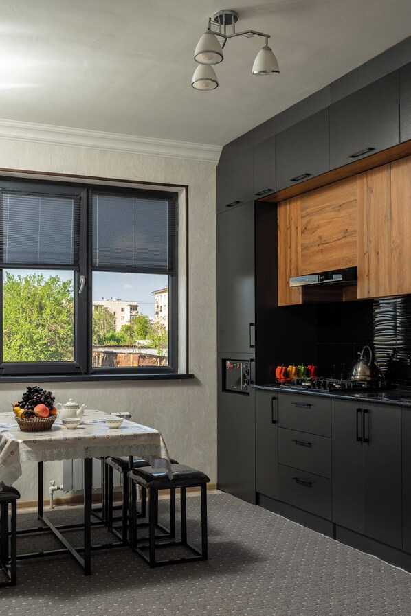 Private kitchen - Квартира в центре Ташкента, включая три большие комнаты, удобно для семьи (Tashkent)