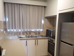 Private kitchen - Apollo Bay Motel & Apartments (Apollo Bay)