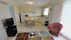 Living area - Apollo Bay Motel & Apartments (Apollo Bay)