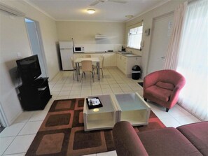 Living area - Apollo Bay Motel & Apartments (Apollo Bay)