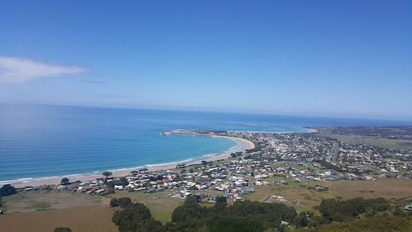 A coastal town with a beach, houses, and a clear sky. - Apollo Bay Motel & Apartments (Apollo Bay)