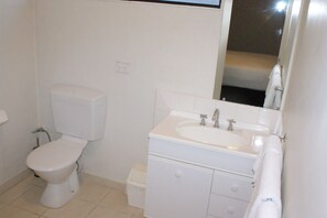Bathroom - Apollo Bay Motel & Apartments (Apollo Bay)