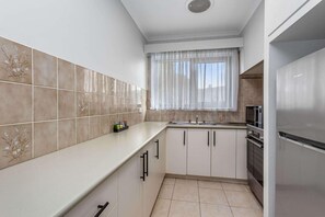 Private kitchen - Apollo Bay Motel & Apartments (Apollo Bay)