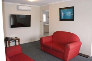 Living area - Apollo Bay Motel & Apartments (Apollo Bay)